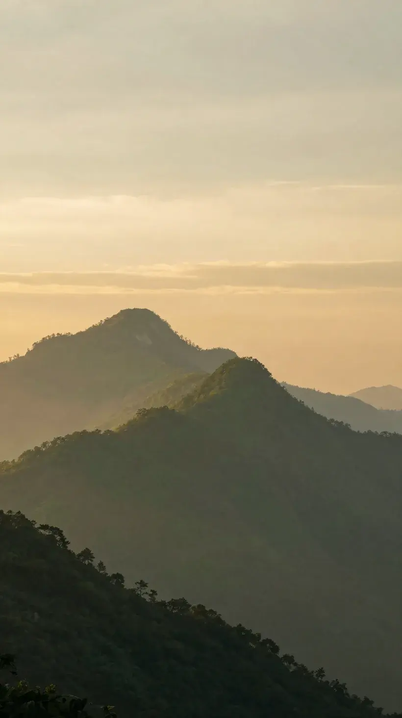 Bergketten in Schichten im Licht des Sonnenuntergangs.