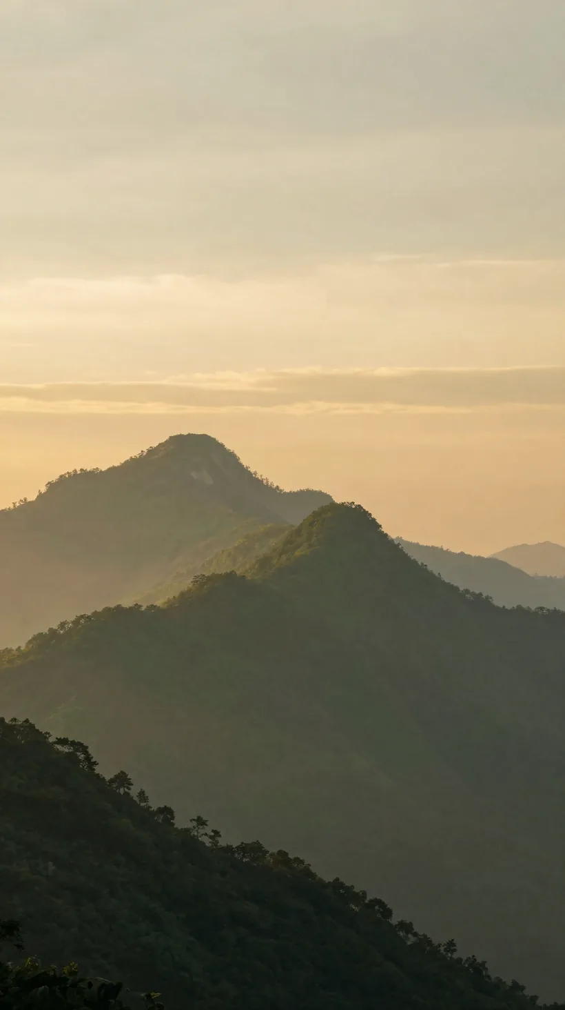 Bergketten in Schichten im Licht des Sonnenuntergangs.